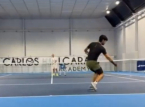 Carlos Alcaraz trainiert wieder mit seiner linken Hand, und das hat einen Grund