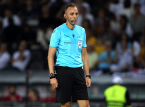 Der CEO von Bayern M&uuml;nchen kritisiert mangelnde Schiedsrichtererfahrung im Spiel Bayern gegen PSG